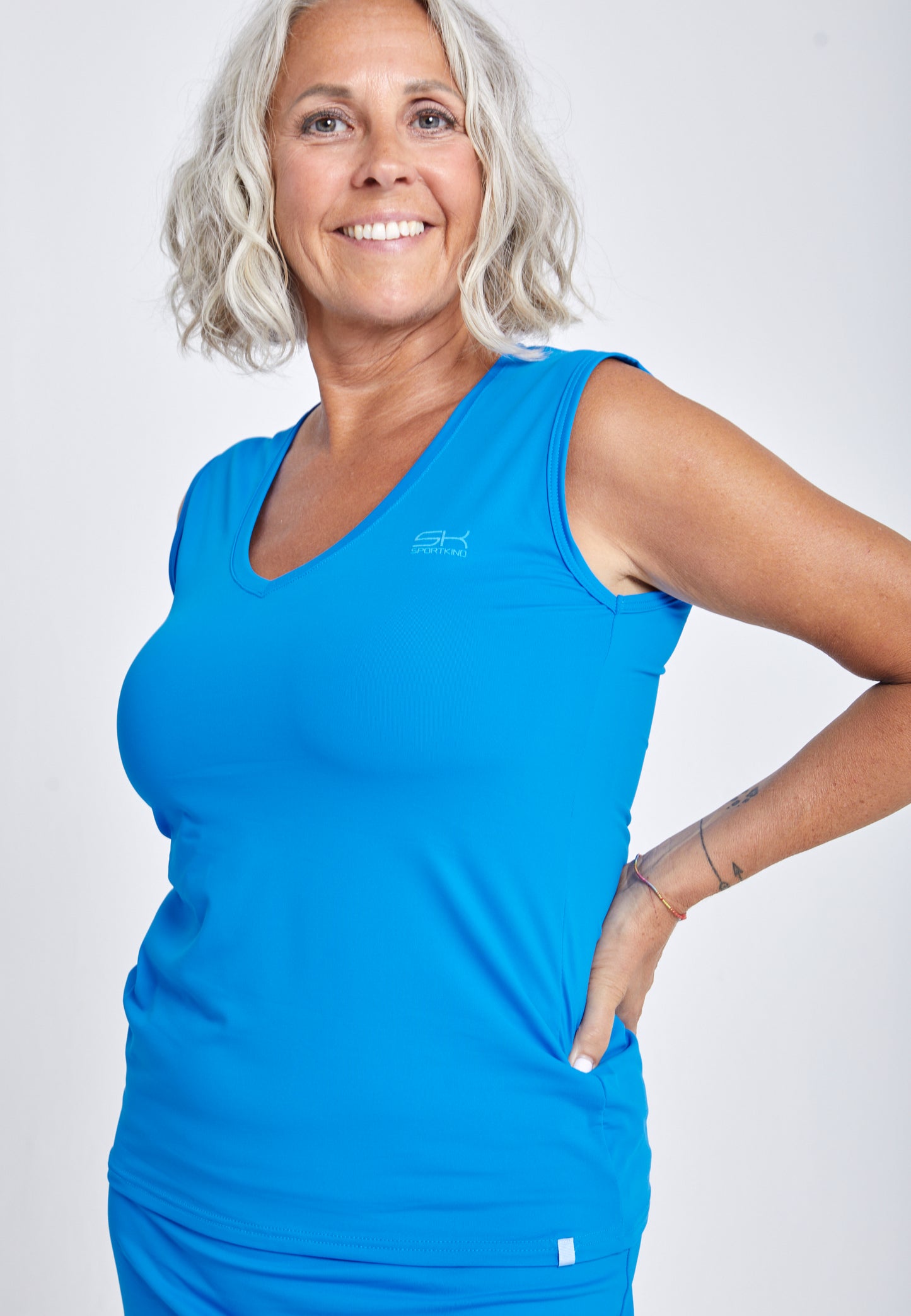 Mädchen & Damen Tennis Loose Fit Tanktop V-Neck, cyan blau von SPORTKIND