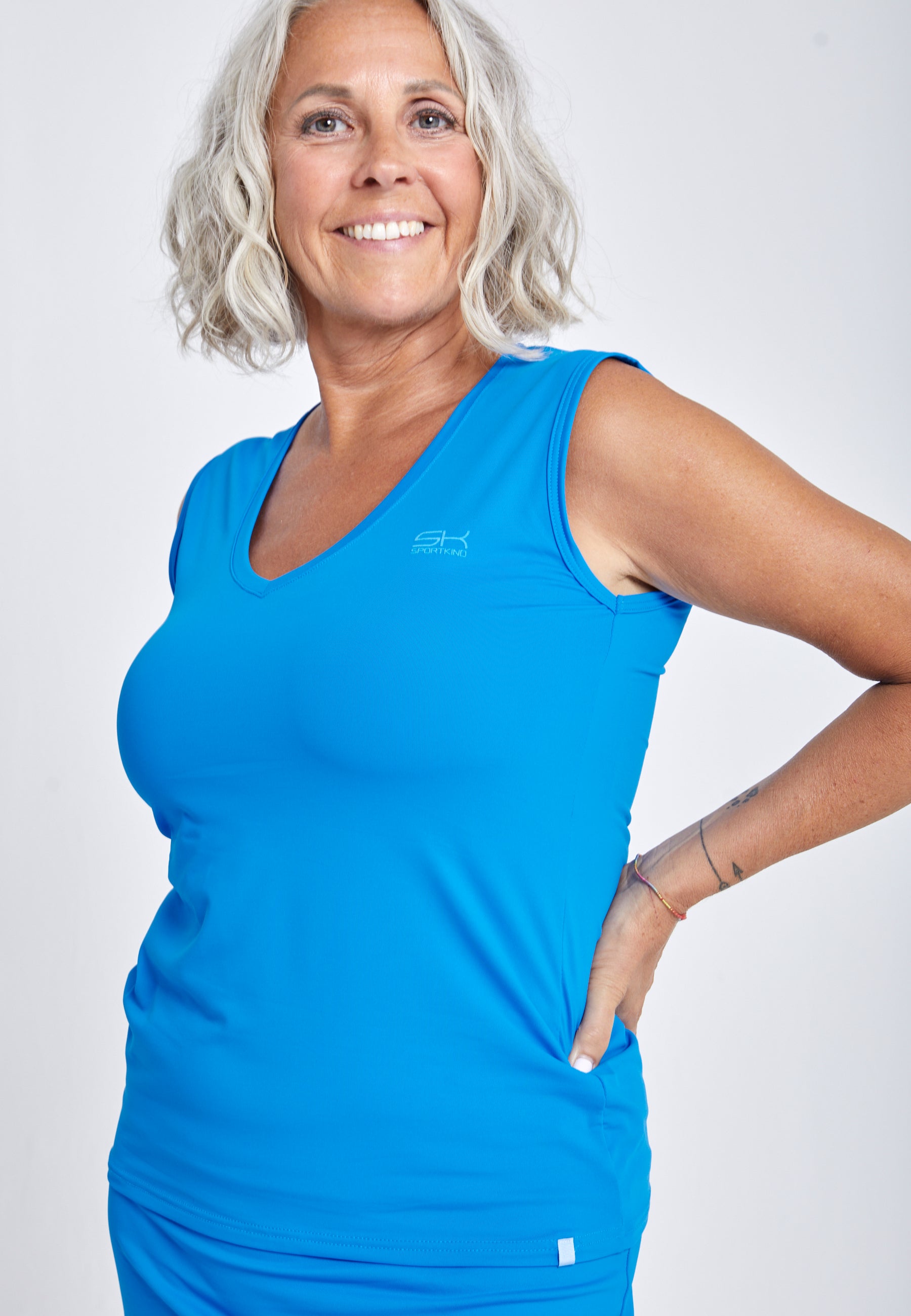 Mädchen & Damen Tennis Loose Fit Tanktop V-Neck, cyan blau von SPORTKIND